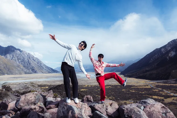 Mile(左)与Apo在纽西兰玩得很开心。出去一下提供