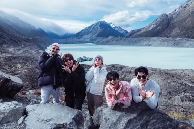 Mile(右起)、Apo、陳妤、陳柏霖與黃宣山路健行的終點是冰川湖。出去一下提供