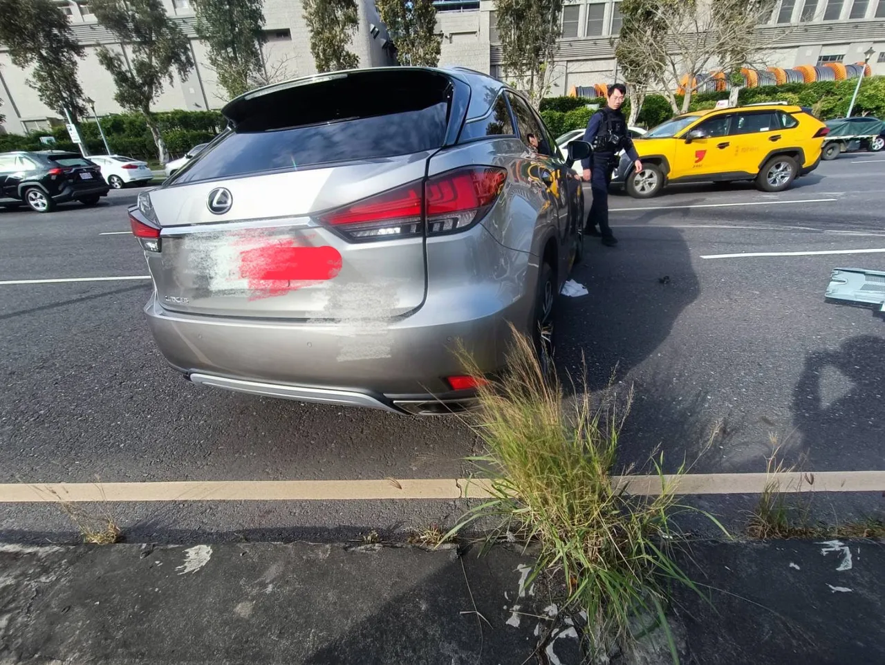 肇事小客车。翻摄画面