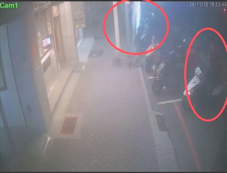 茶飲店招牌掉落時（左），1名在旁邊店家取餐的外送員（右）正準備離開。民眾提供