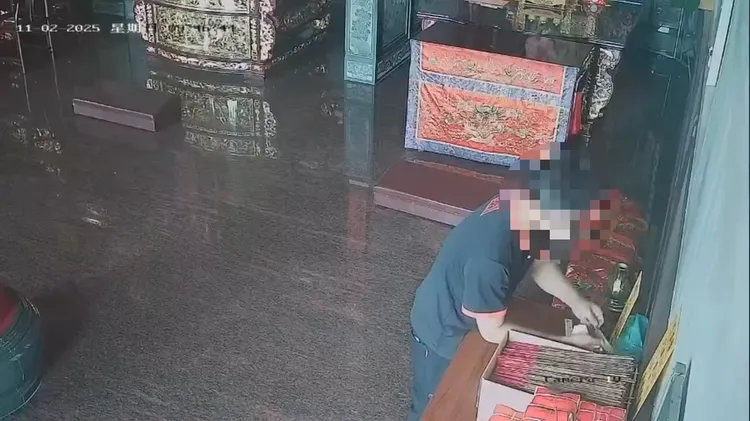 男子用钓线绑黏胶偷纸钞。翻摄画面