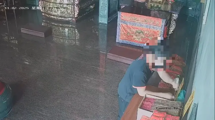 男子用釣線綁黏膠偷紙鈔。翻攝畫面