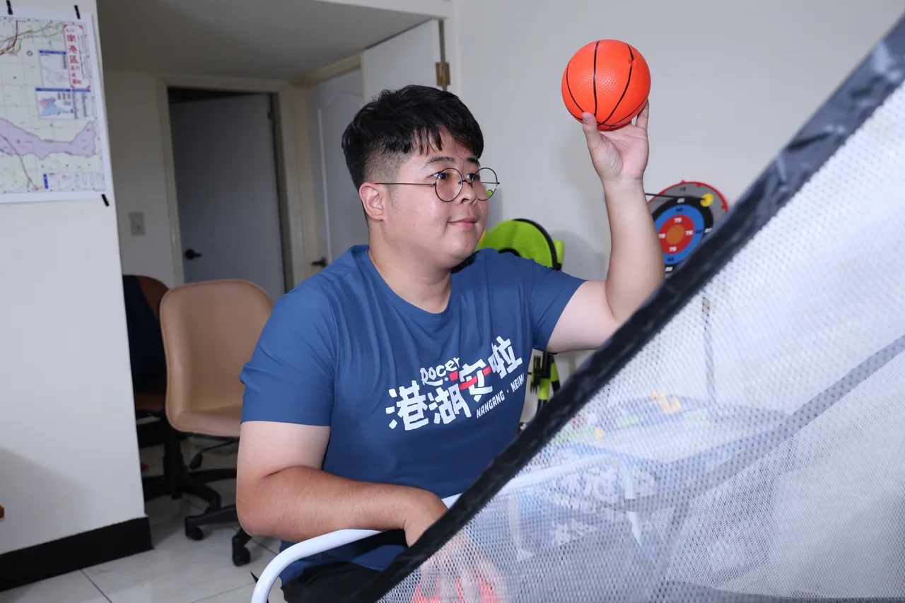 陈冠安投出第一球。庄宗达摄