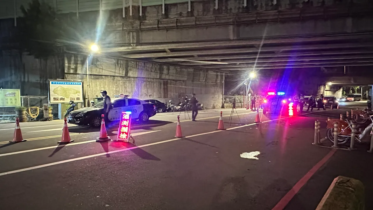 中和警方取缔违规车。翻摄画面