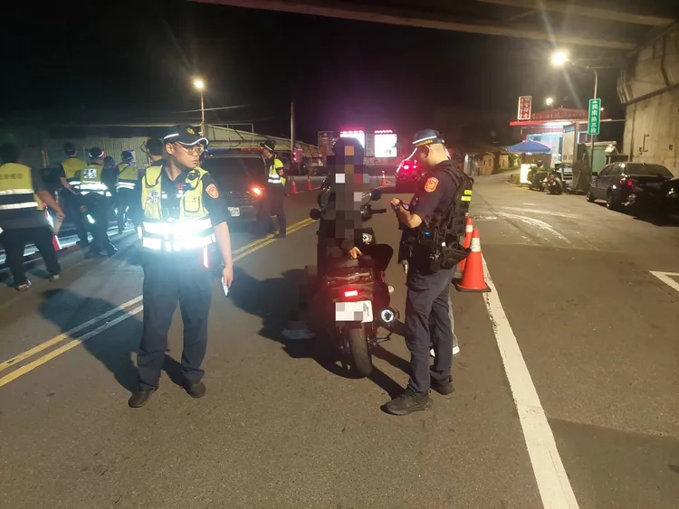 中和警方取締違規車。翻攝畫面