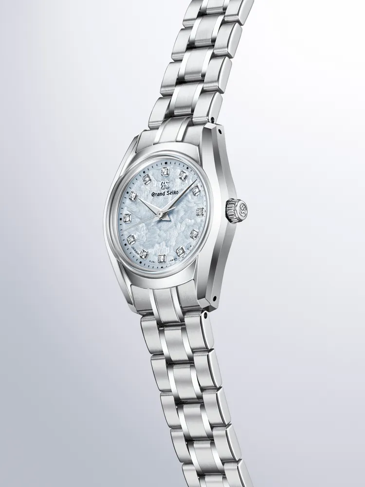 新作以小巧尺寸搭配排列鑽石呈現精緻華麗外觀。品牌提供