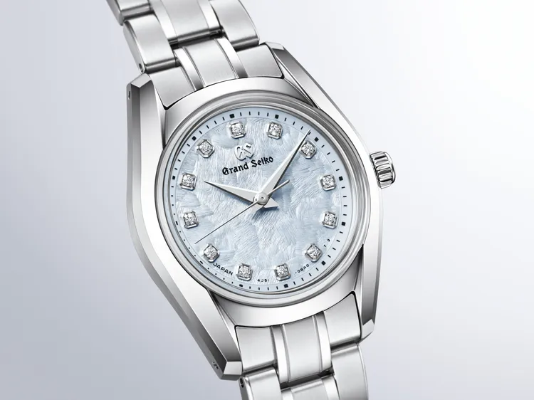 「藍櫻意象」腕錶則描繪了櫻花盛放時，微風拂過花朵的閃爍景致。品牌提供