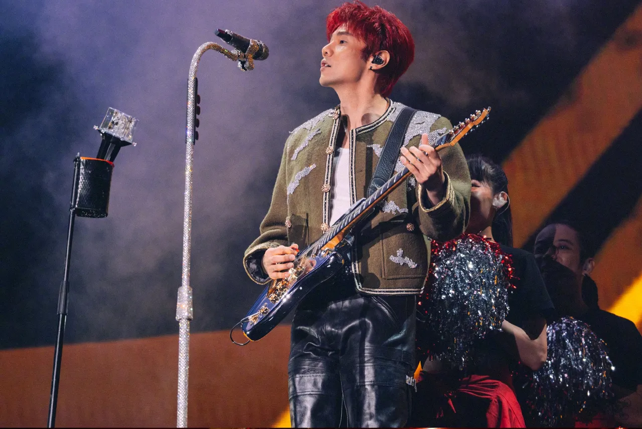 李榮浩頂著一頭紅髮跑巡演。翻攝李榮浩微博