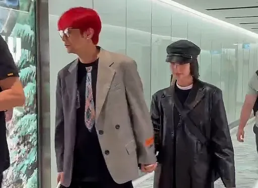 李荣浩杨丞琳澳洲逛街被目击！霸气往后牵老婆的手放闪