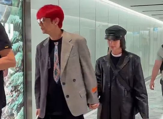 李榮浩楊丞琳澳洲逛街被目擊！霸氣往後牽老婆的手放閃