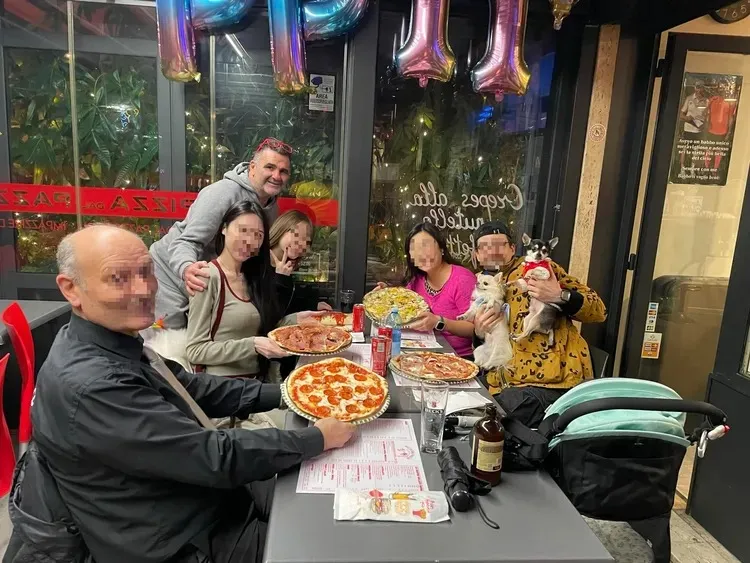 台灣民宿業者帶客人上義大利披薩店用餐。翻攝自Threads @labellavitadiamira