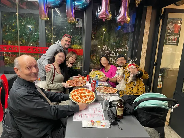 台湾民宿业者带客人上义大利披萨店用餐。翻摄自Threads @labellavitadiamira