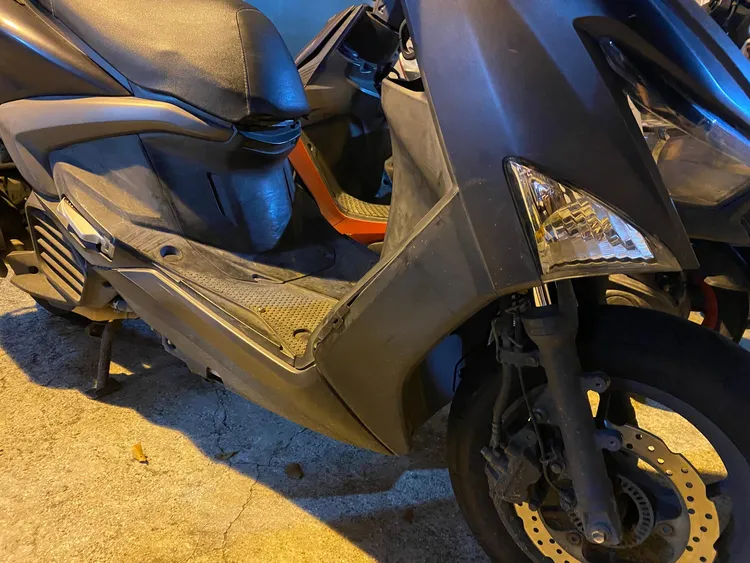 劉男停車不慎撞倒王女的機車，但卻沒留下並報警，王女機車、安全帽出現很多擦痕。翻攝畫面