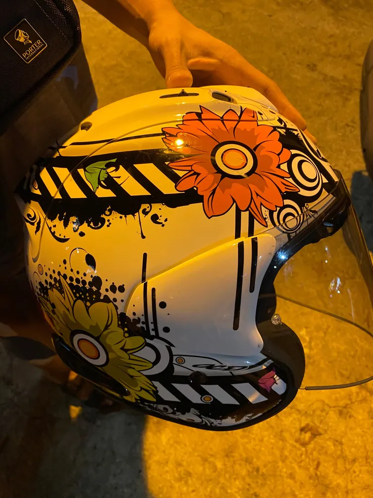 劉男停車不慎撞倒王女的機車，但卻沒留下並報警，王女機車、安全帽出現很多擦痕。翻攝畫面