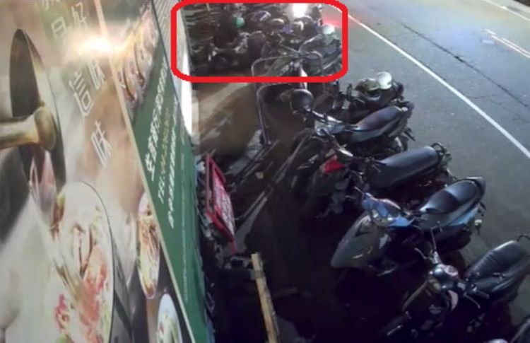 愛車遭挪、安全帽掉地「磕傷」 女報警追肇事者