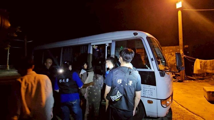 移民署破泰籍非工仲介集團　「來台安全卻低薪！」巴士載回39人