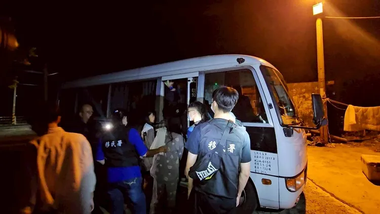 因非法移工人数众多，移民署出动中型巴士协助运载泰籍人士。翻摄画面