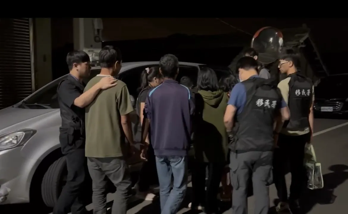 移民官拂晓出击，查获多名泰籍人士。翻摄画面