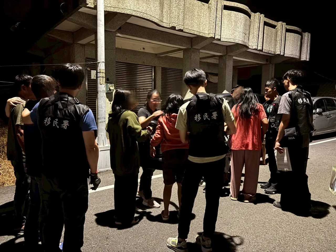 移民官埋伏突袭查获多名泰籍人士。翻摄画面