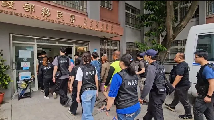 總計39名逾期停留泰籍人士帶返新北市專勤隊。翻攝畫面