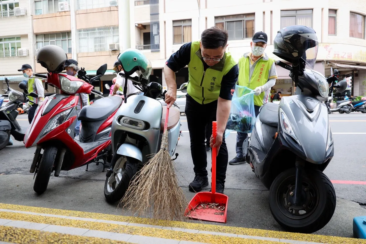 賴瑞隆到三民區灣勝里，與巡守隊一同清理家園。翻攝畫面