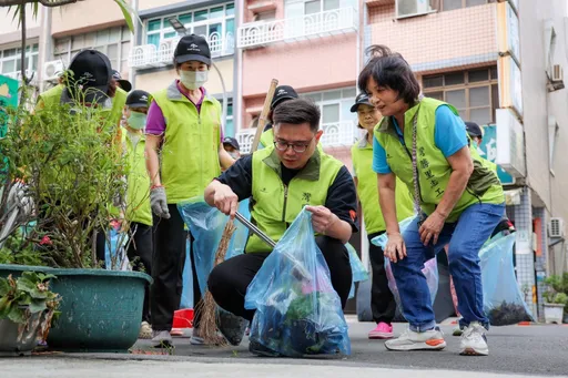 鳳凰颱風過後！賴瑞隆與基層巡守隊清理市容環境