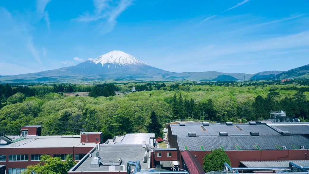 富士御殿场蒸溜所距离富士山顶约12公里，三面环山、终年薄雾，湿度约80％，形成威士忌稳定熟成的自然条件。业者提供