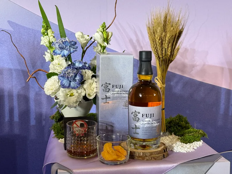 富士日本威士忌瓶底以浮雕呈現富士山輪廓，搭配和風標籤與「富士」漢字，完整呈現酒廠以富士山風土為核心的視覺特色。黃若綾攝