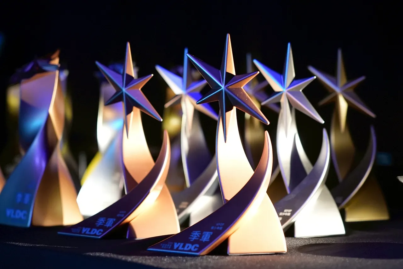 永龄铭馨杯奖杯。彭欣伟摄