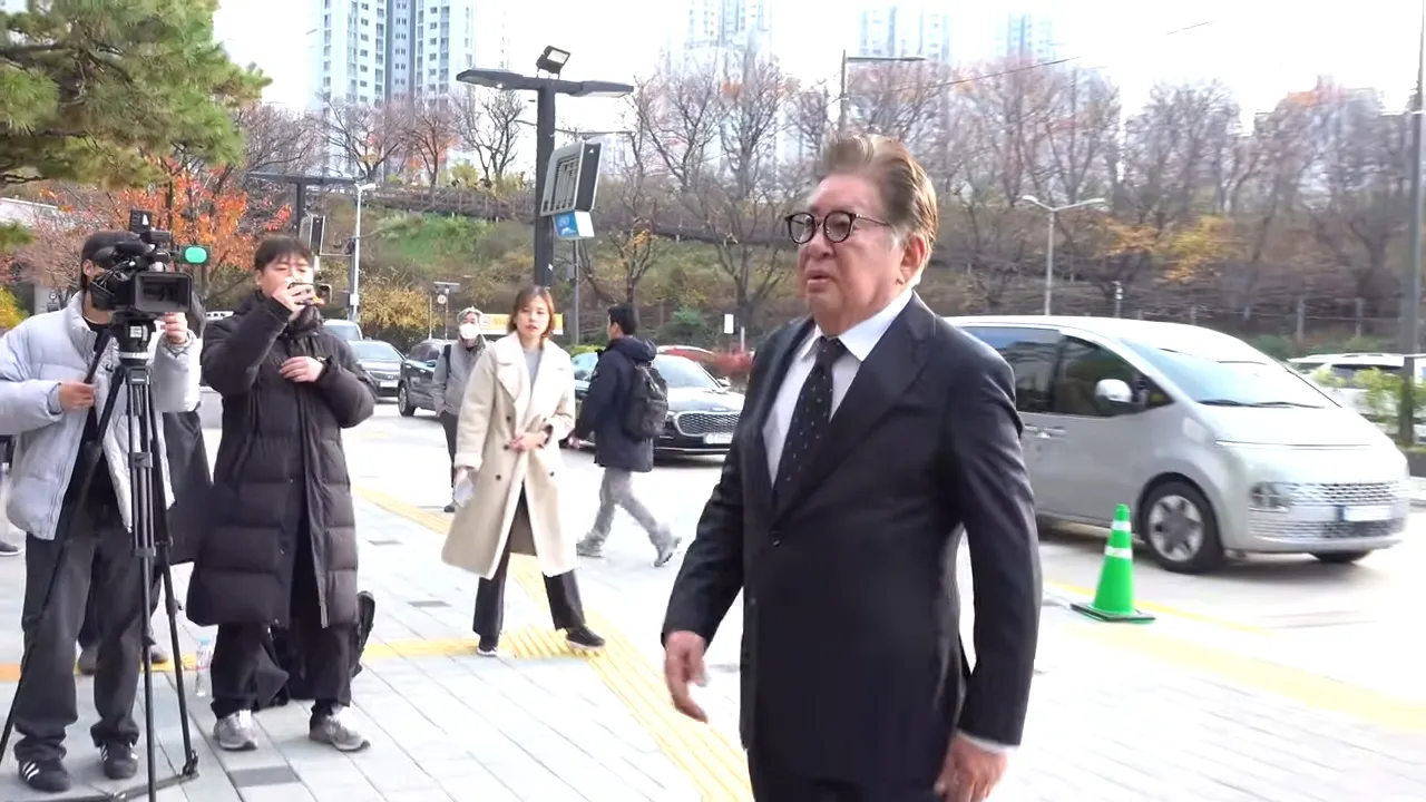 《花漾爷爷》新加入的金容建现身悼念。翻摄YouTube