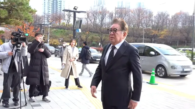 《花漾爺爺》新加入的金容建現身悼念。翻攝YouTube