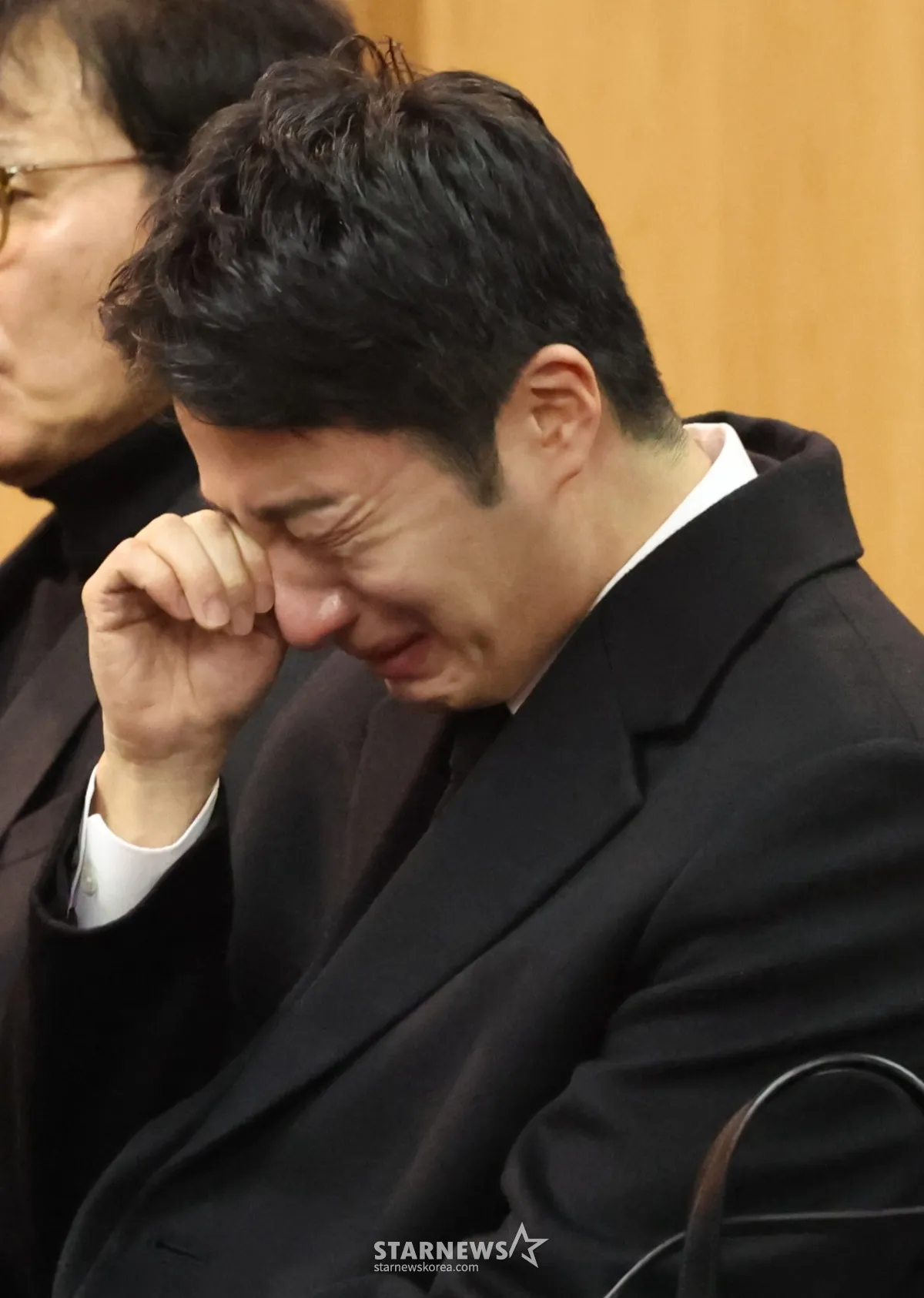 丁一宇在出道作《搞笑一家亲》饰演李顺载的孙子，今告别式哭到不能自已。翻摄STARNEWS