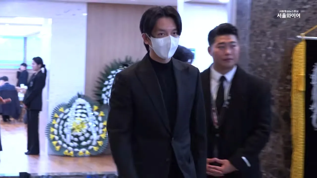 李升基戴著口罩到李顺载的灵堂慰问。翻摄YouTube