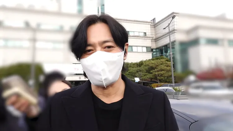 張東健到李順載的靈堂哀悼。翻攝YouTube