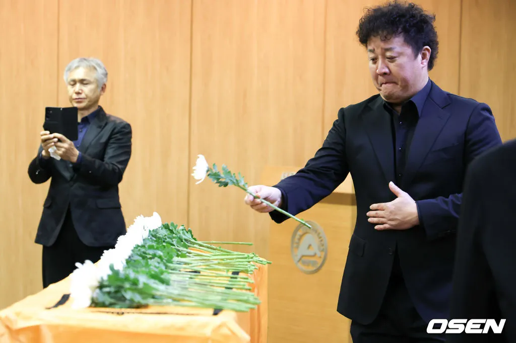 郑埻夏在《搞笑一家亲》饰演李顺载的儿子，今出席告别式献上菊花致哀。翻摄OSEN