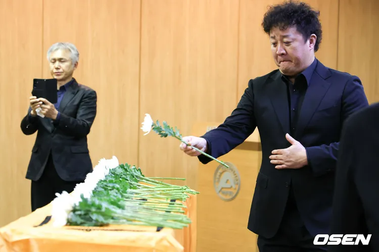 鄭埻夏在《搞笑一家親》飾演李順載的兒子，今出席告別式獻上菊花致哀。翻攝OSEN