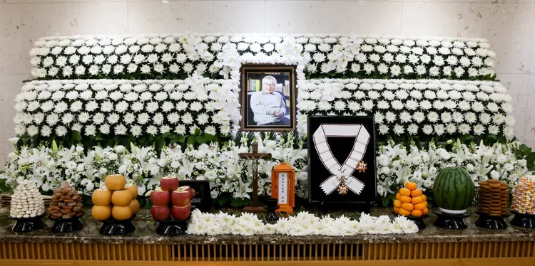 李順載91年人生落幕，獲頒金冠文化勳章，擺在靈堂前。翻攝news1