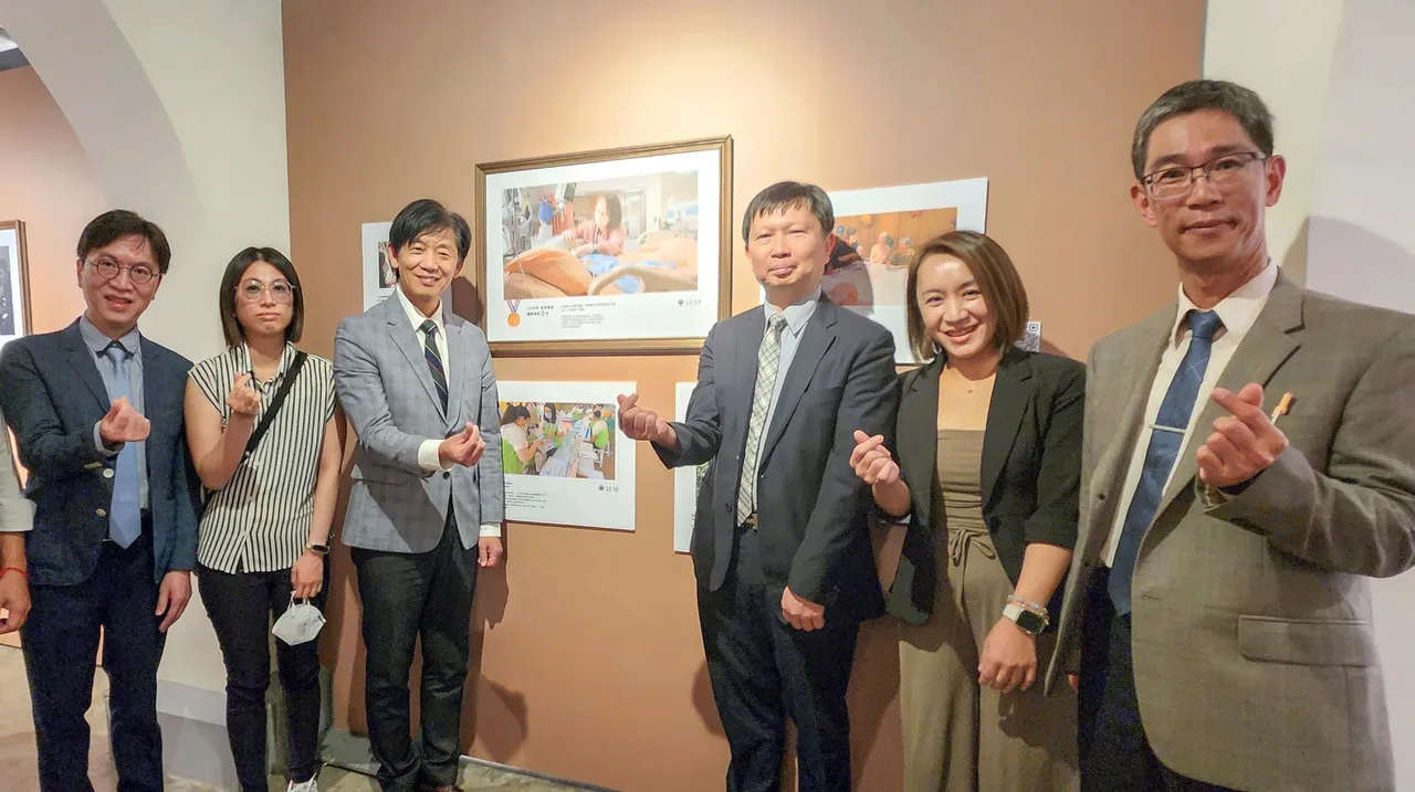 奇美医院副院长汤宏仁(右三)、副市长叶泽山(左三)与照片影中人护理师陈若曦(右二)、病人女儿江小姐(左二)合影。院方提供