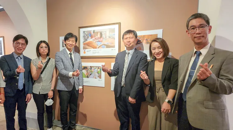 奇美醫院副院長湯宏仁（右三）、副市長葉澤山（左三）與照片影中人護理師陳若曦（右二）、病人女兒江小姐（左二）合影。院方提供