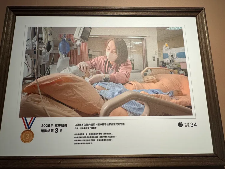 在加护病房服务17年的护理师陈若曦悉心照顾病患,被奇美医院公关人员杨惠君纪录下感动瞬间,在「奇美月」医学人文特展中展出。院方提供