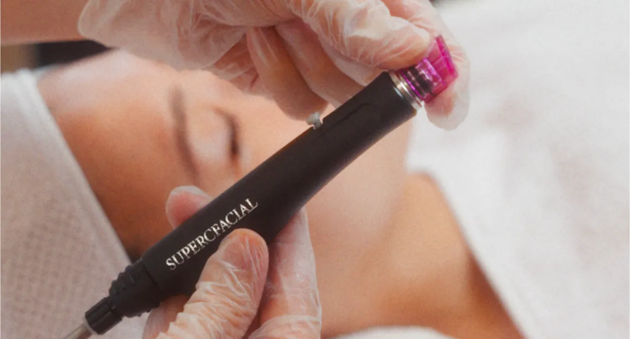 英国水飞梭-超清秀以双动力流体涡旋技术为核心，在清洁与补水之间达到平衡，让保养过程更加温和、稳定，是近期美容院热门课程。