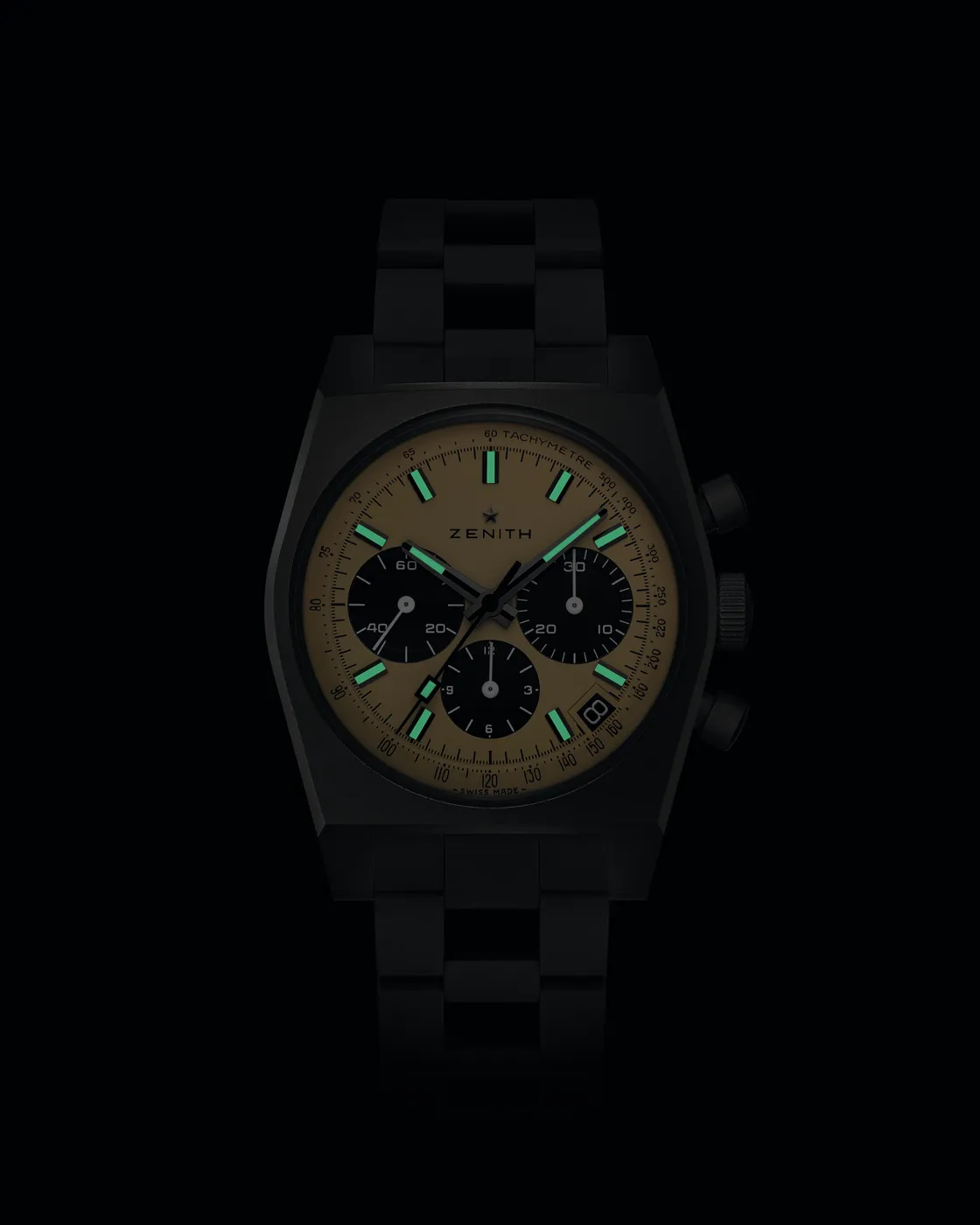 ZENITH CHRONOMASTER Revival Daisuke Jigen次元大介限量版，37mm，微噴砂鈦金屬錶殼，米色錶盤配黑色計時小錶盤，微噴砂鈦金屬「階梯式」錶鍊，El Primero 400自動計時機芯，動力儲存50小時，防水深度50米，限量200只，38萬8500元。品牌提供