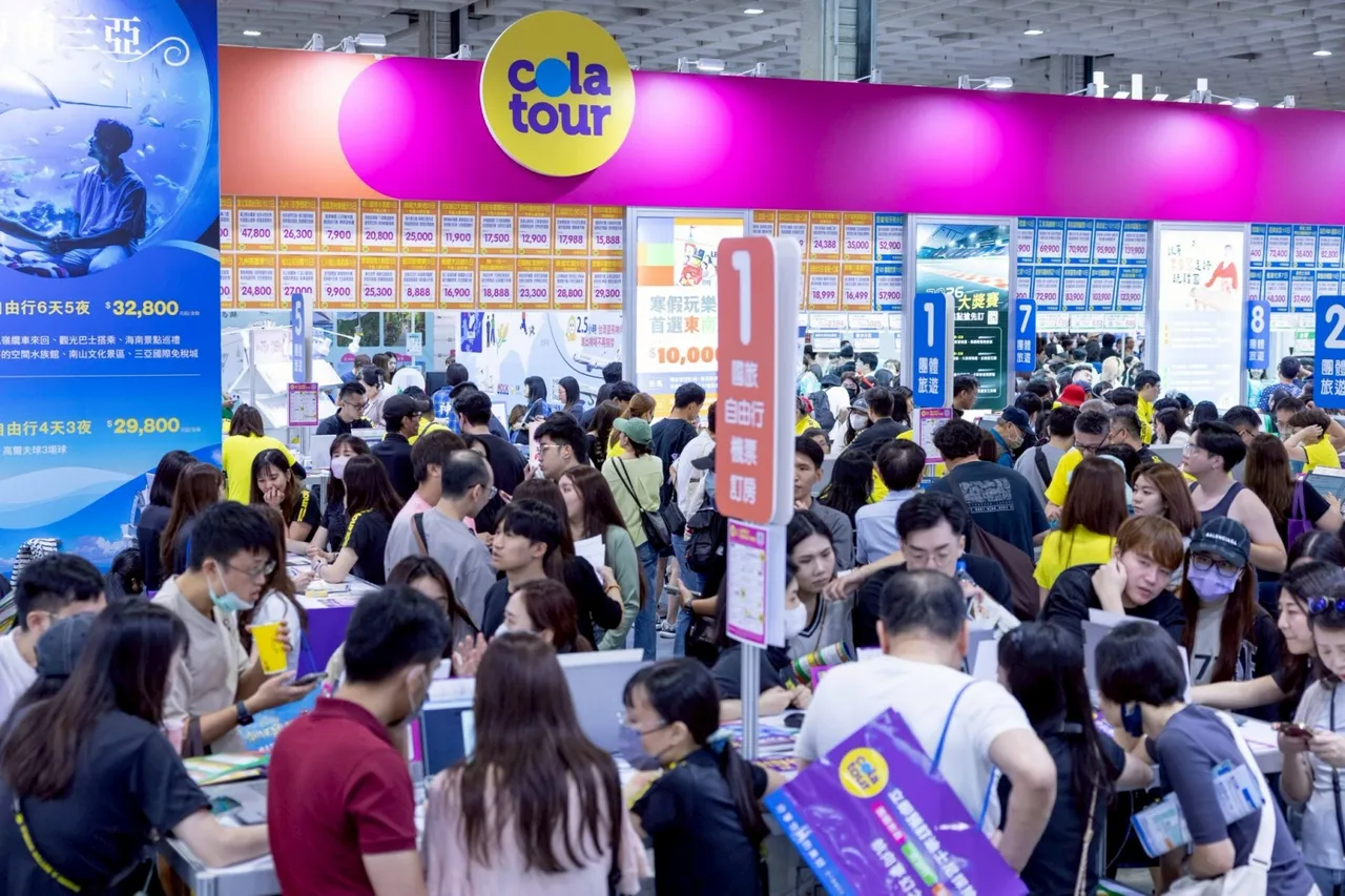 可樂旅遊攤位湧現大批民眾排隊詢價。台灣觀光協會提供