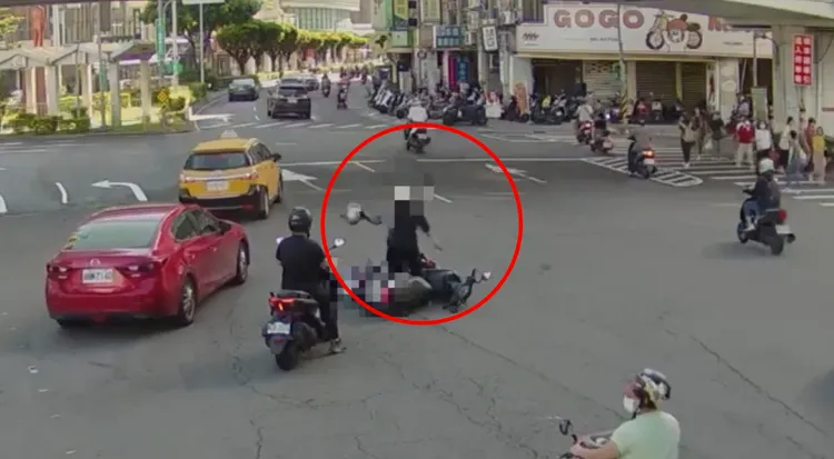 李女與詹女因圓環左轉而發生擦撞，竟在路中央拉扯互毆，嚴重阻礙上班車流。翻攝畫面