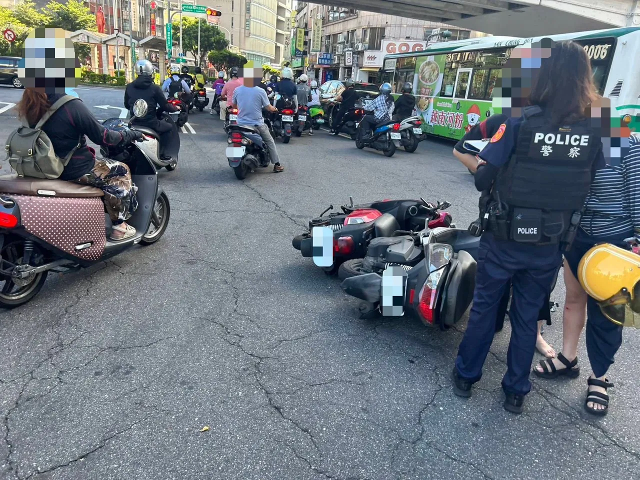 兩女機車橫躺在圓環路中央，雖互不提告，警方仍依社維法送辦。翻攝畫面