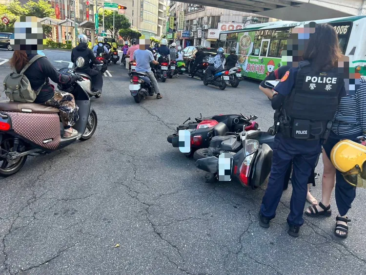 兩女機車橫躺在圓環路中央，雖互不提告，警方仍依社維法送辦。翻攝畫面