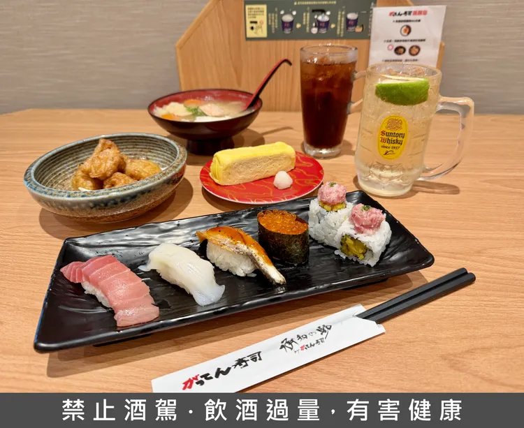 「總料理長私房特選套餐」可吃到黑鮪魚中腹等5貫壽司，以及唐揚雞、玉子燒，並提供 Highball或味噌湯、可樂3擇1搭配。莊偉祺攝