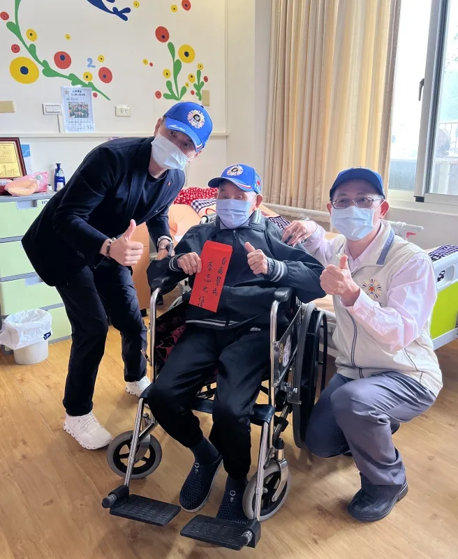 常如山利用捐車儀式空檔到榮民之家探望百歲人瑞榮民伯伯。讀者提供