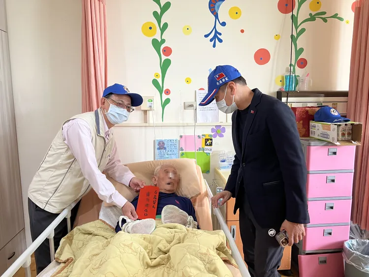 常如山探望102歲的榮民伯伯，感謝他過去對花蓮、台灣的貢獻，知道他想喜歡買彩券，趕緊將紅包獻上。讀者提供