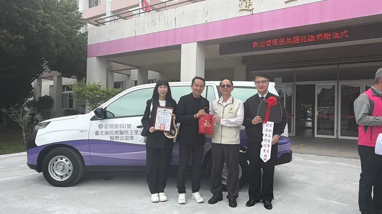 愛爾麗集團總裁常如山(左2)與總經理劉貞華(左1)一同參與捐贈儀式。讀者提供